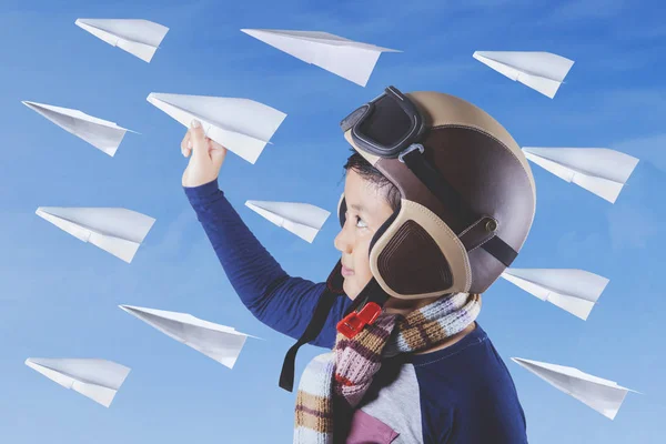 Child with paper planes and helmet — Stock Photo, Image