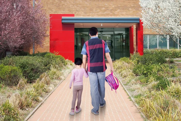 Dad and child arrive at school — Stock Photo, Image