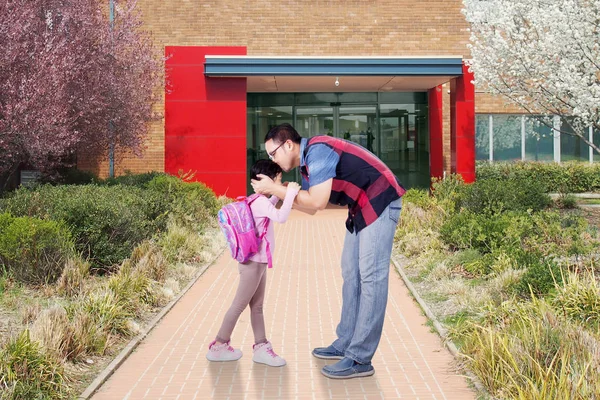 Papá besa a su hijo delante de la escuela — Foto de Stock