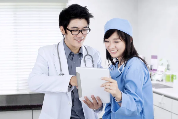 Dentist and nurse with tablet — Stock Photo, Image