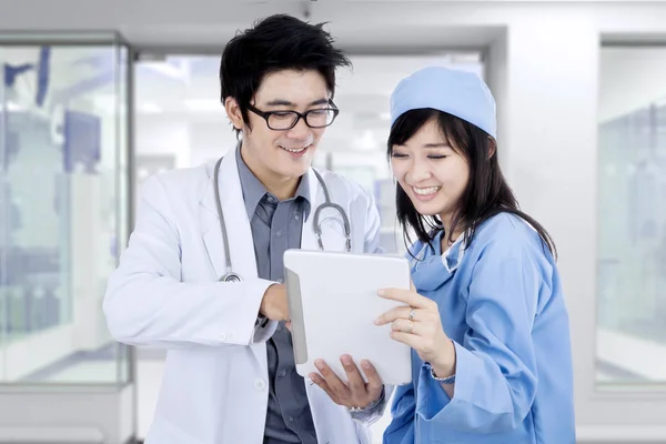 Läkare tittar på tablett på sjukhus — Stockfoto