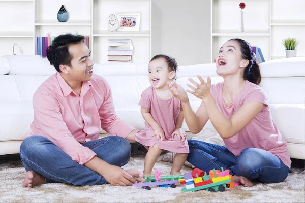 Familie genießt Freizeit zu Hause — Stockfoto