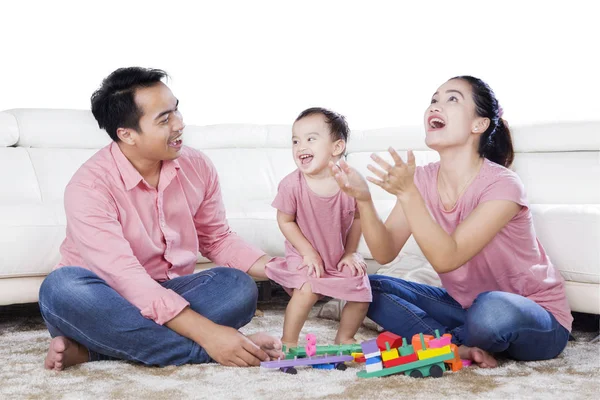 Familjen njuter av fritid i studion — Stockfoto