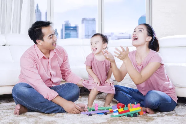 Rodina tráví čas spolu v bytě — Stock fotografie