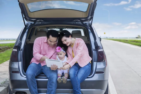 Família olhando para o mapa em tablet — Fotografia de Stock