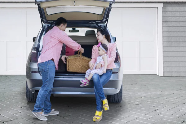 Familie im Auto bereitet sich auf Urlaub vor — Stockfoto