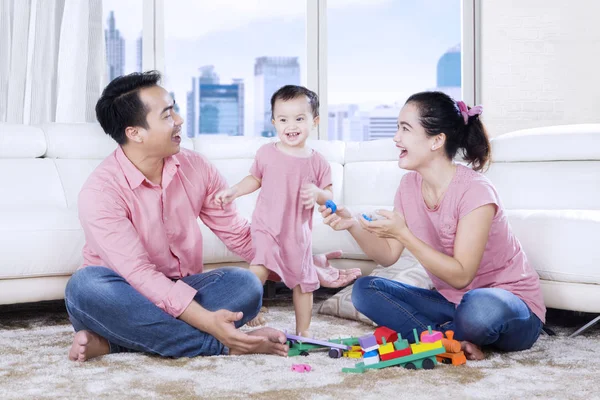 Familia jugando juntos en el apartamento — Foto de Stock