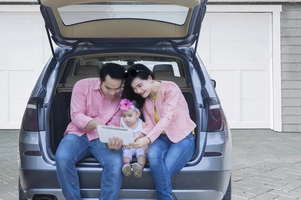 Família usa tablet no carro — Fotografia de Stock