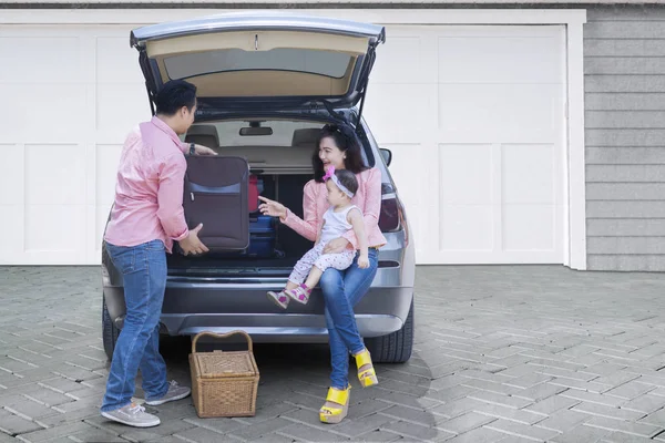 Familia con coche prepararse para las vacaciones — Foto de Stock