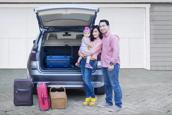 Familia con coche listo para las vacaciones —  Fotos de Stock