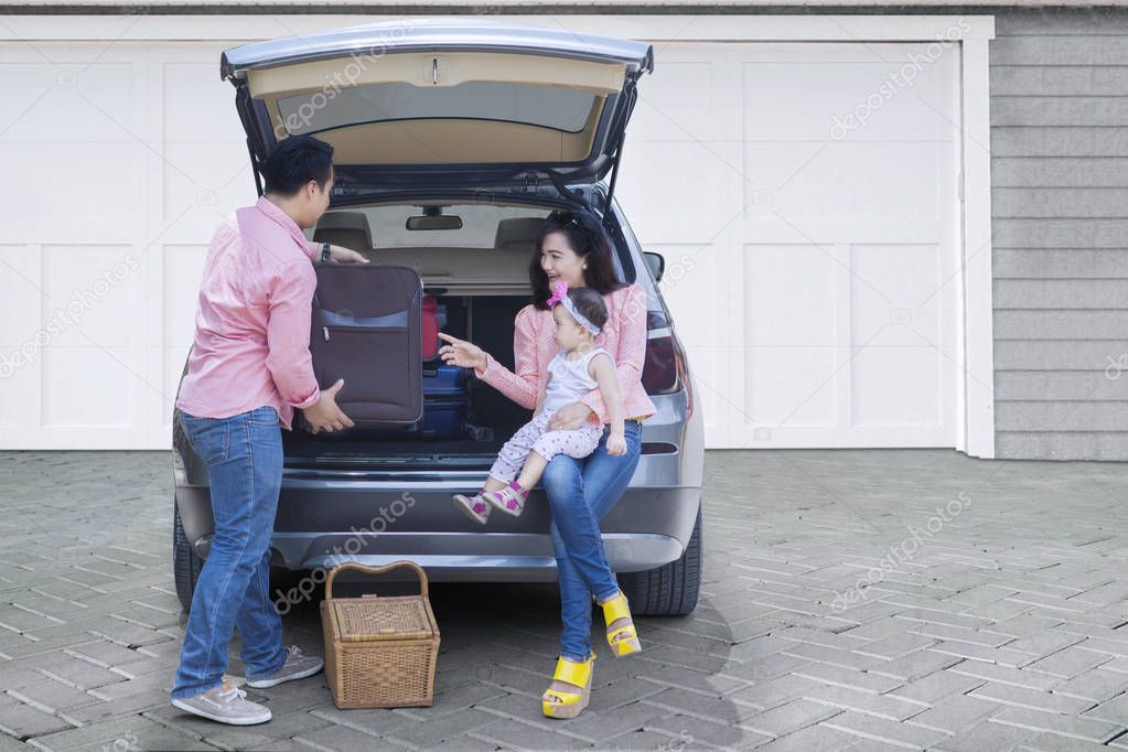 Family with car prepare for vacation