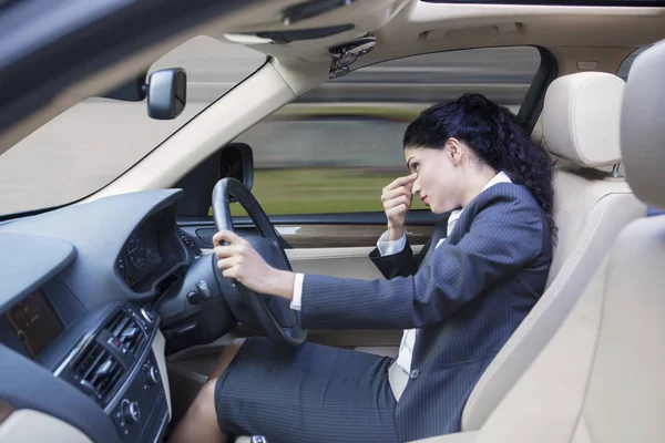 Frustrada empresaria conduciendo coche — Foto de Stock