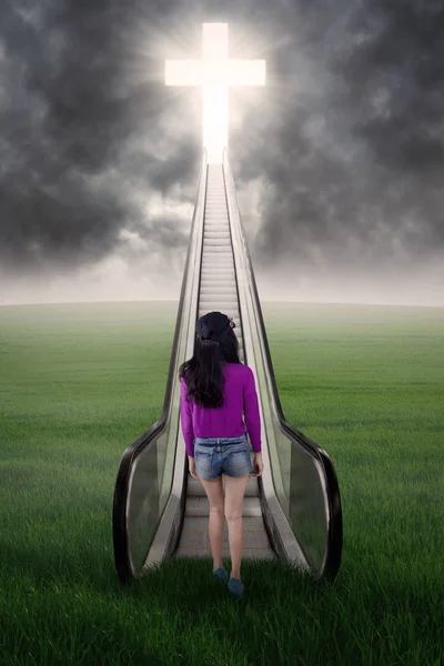 Dziewczyna, chodzenie w pole do nieba — Zdjęcie stockowe