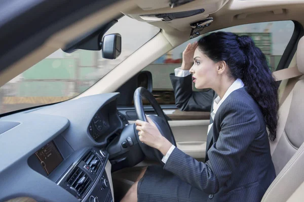 Indische Geschäftsfrau fährt Auto — Stockfoto