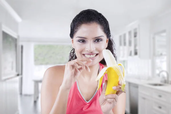 Mujer india comiendo un plátano en casa — Foto de Stock