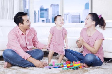 Kızı daire ile reklam komik Veliler oynayan