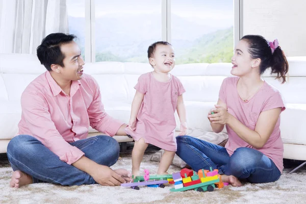 Mała dziewczynka i rodziców, śmiejąc się razem — Zdjęcie stockowe
