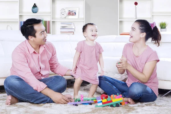 Meisje ziet er gelukkig met haar ouders — Stockfoto