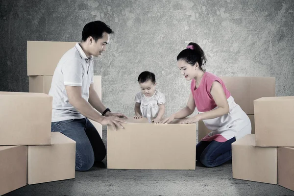 Föräldrar och barn med kartong — Stockfoto