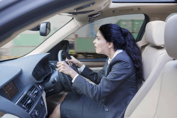 Döbbenve indiai nő vezetés autó — Stock Fotó