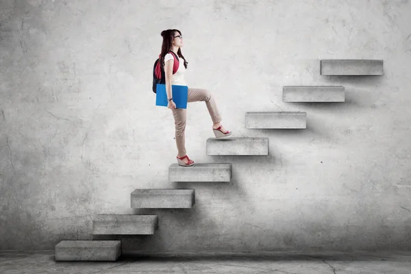 Estudiante con mochila subiendo escaleras —  Fotos de Stock