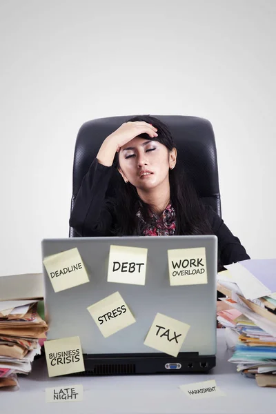 Tired businesswoman thinking in office — Stock Photo, Image