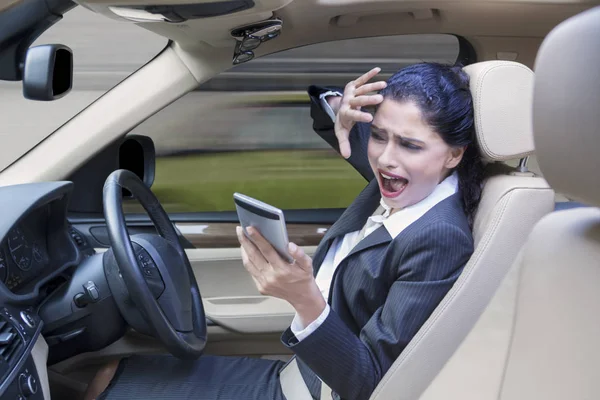 Mujer protege su cara antes del accidente — Foto de Stock