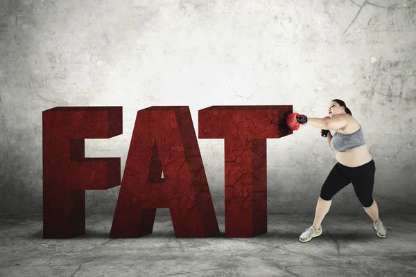 Mulher com luvas de boxe e palavra gorda — Fotografia de Stock