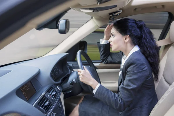 Junge Unternehmerin fährt Auto — Stockfoto