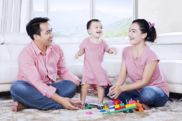 Junge Eltern und Tochter spielen zusammen — Stockfoto