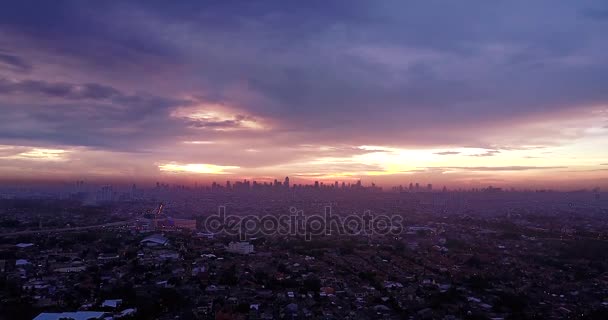 Luftaufnahme der Innenstadt von Jakarta bei Sonnenuntergang — Stockvideo