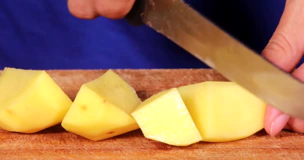 Руки режут свежий картофель — стоковое видео
