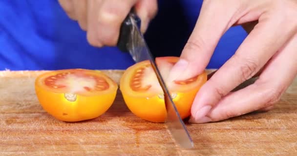 Handen snijden van verse aardappel — Stockvideo