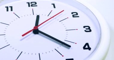 Duvar saati ile on iki yirmi iki