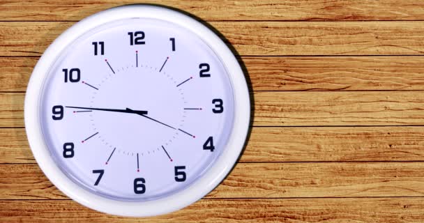 Time-lapse van klok met houten achtergrond — Stockvideo
