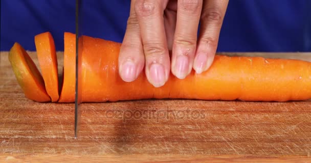 Жінка руками ріже сиру моркву — стокове відео