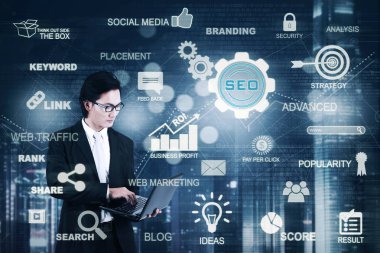 İşadamı dizüstü bilgisayar ve Seo simgesi