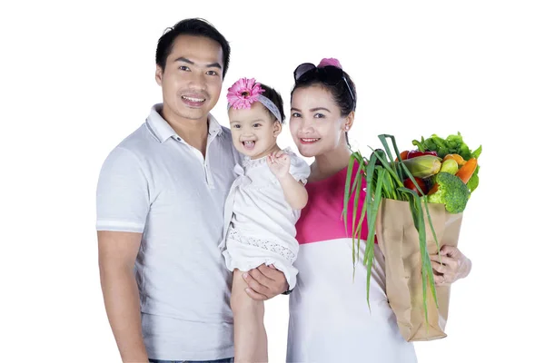 Família asiática carregando legumes — Fotografia de Stock