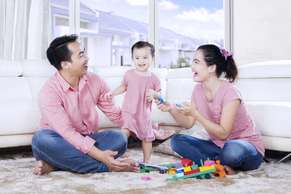 Aziatische familie samenspelen — Stockfoto