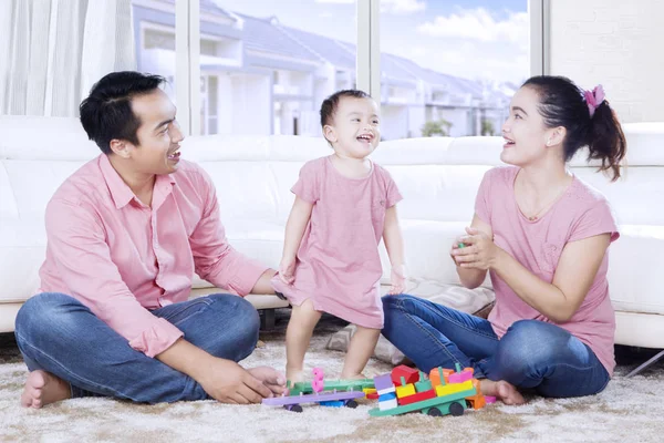 Asiatiska föräldrar och dotter leker tillsammans — Stockfoto