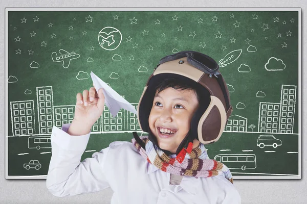 Chico juega un avión de papel en clase — Foto de Stock