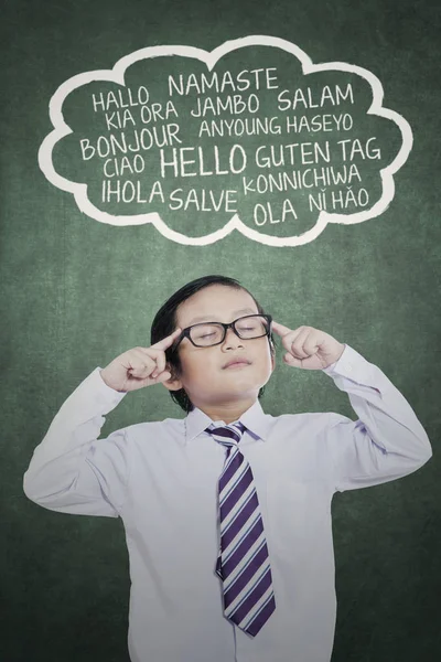 Affärsman som koncentrerar sig till lärer flerspråkig — Stockfoto