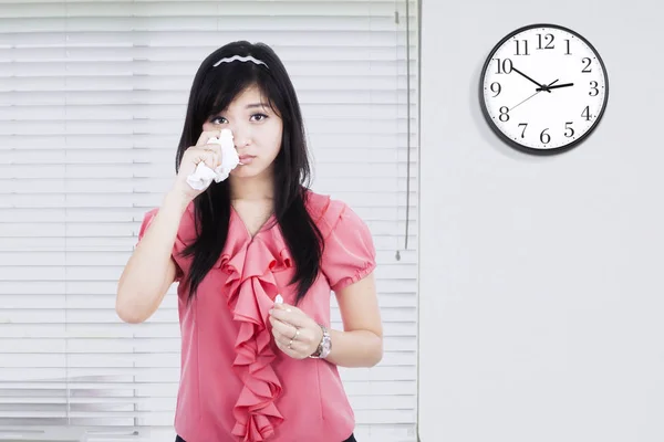 Businesswoman crying with clock on wall — Stock Photo, Image