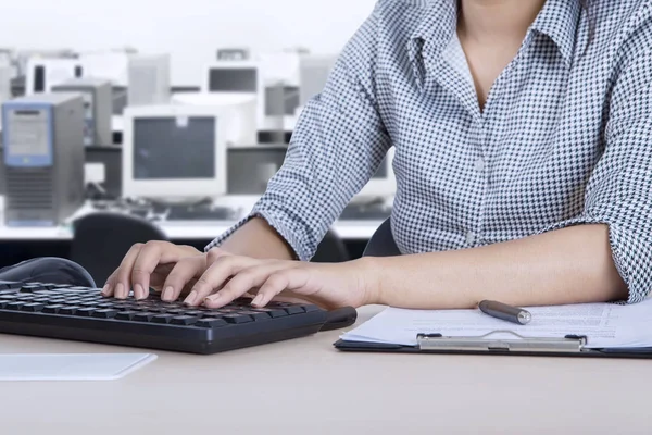 Empleada con computadora en la oficina — Foto de Stock