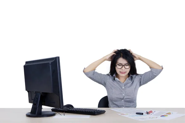 Mujer de negocios se ve estrés en el estudio —  Fotos de Stock