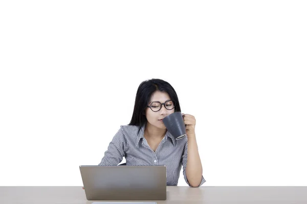 Geschäftsfrau mit Computer und Kaffee im Studio — Stockfoto