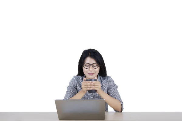 Femme d'affaires avec tasse de café en studio — Photo