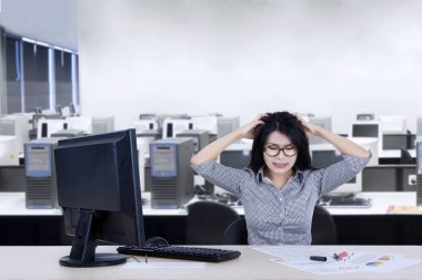 Ofiste depresif iş kadını