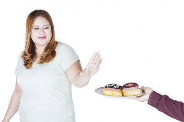 Kilolu kadın çörek üzerinde studio reddediyor
