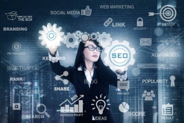 SEO simgesi ile çalışan kadın